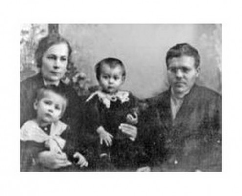 Д.А.Батиев с женой и дочерьми Ией и Автономой