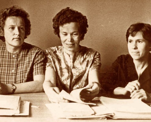 Э.К. Павлова слева, Н.И. Лоскутова в центре