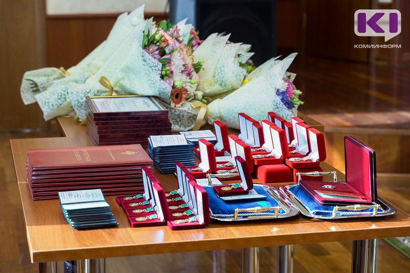 Сотрудники ИЯЛИ награждены государственными наградами (Фото Комиинформ)