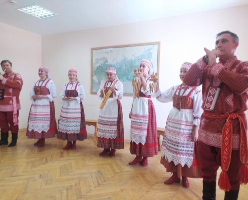 Фольклорно-этнографический ансамбль «Парма» поздравил сотрудниц ИЯЛИ с наступающим праздником 8 марта