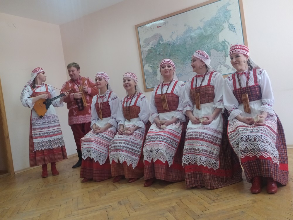 Фольклорно-этнографический ансамбль «Парма» поздравил сотрудниц ИЯЛИ с наступающим праздником 8 марта