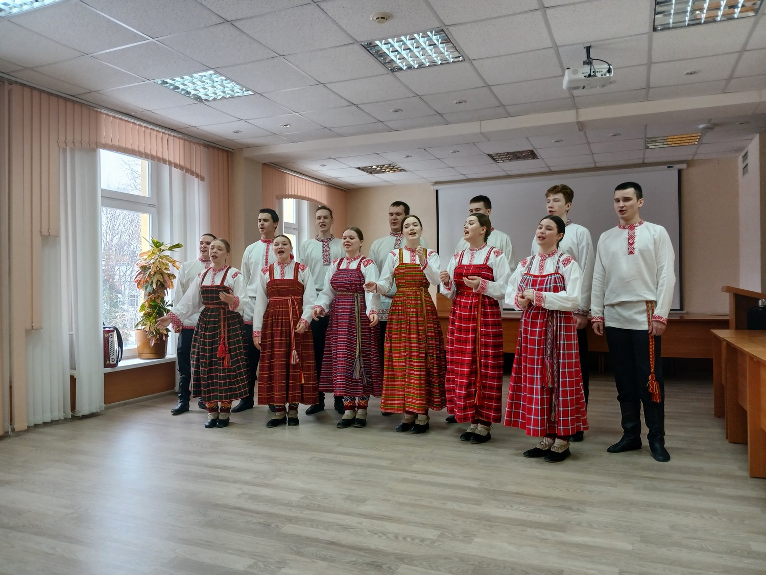 Ансамбль народной песни «Войвывса лэбач» поздравил сотрудниц ИЯЛИ с наступающим праздником 8 марта