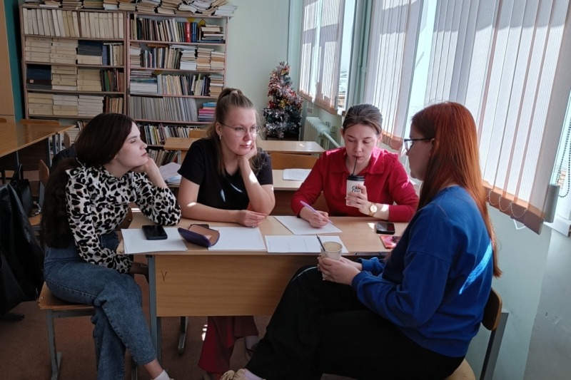 Языковеды ИЯЛИ познакомили студентов СГУ с Днем коми языка и письменности
