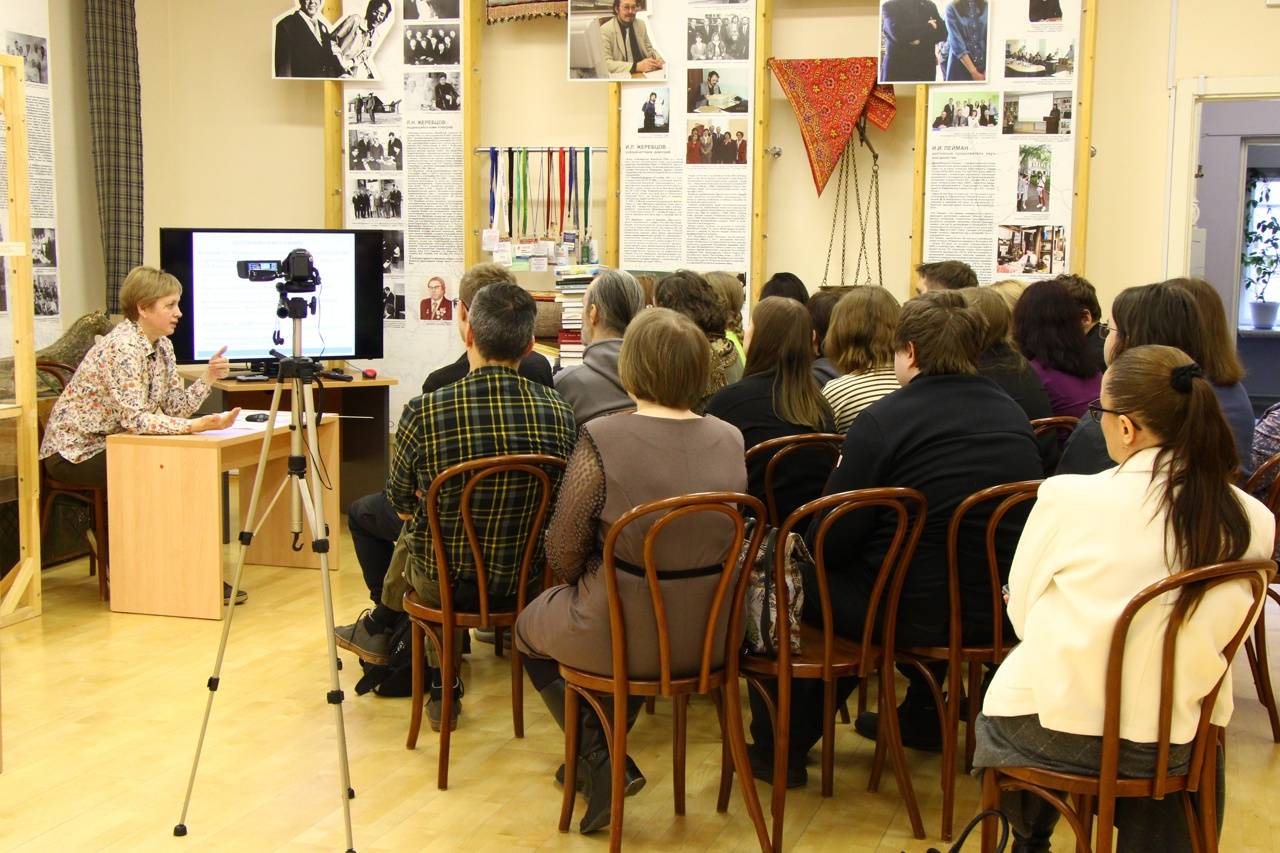 В.В. Власова познакомила студентов с фотонаследием Л.Н. Жеребцова