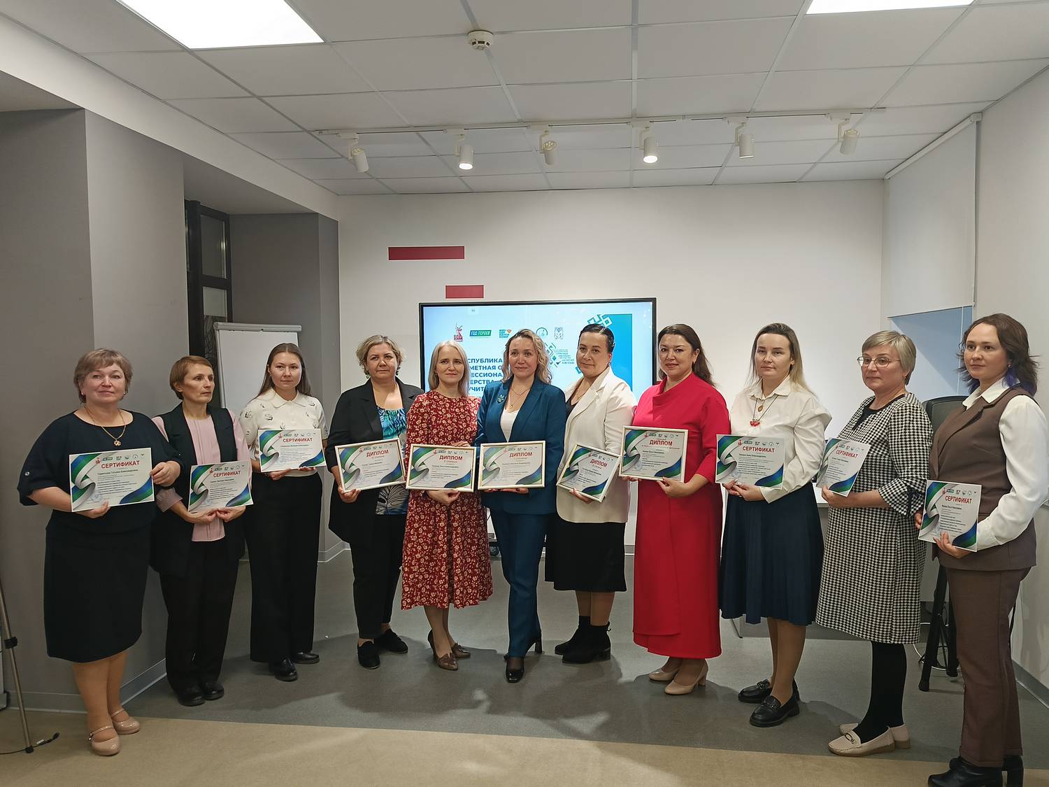 Научные сотрудники ИЯЛИ оценили учителей коми языка