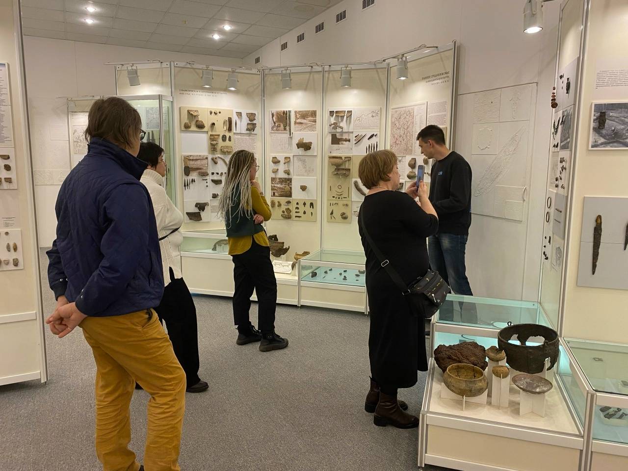 Сотрудников ИЯЛИ познакомили с уникальными экспонатами музея