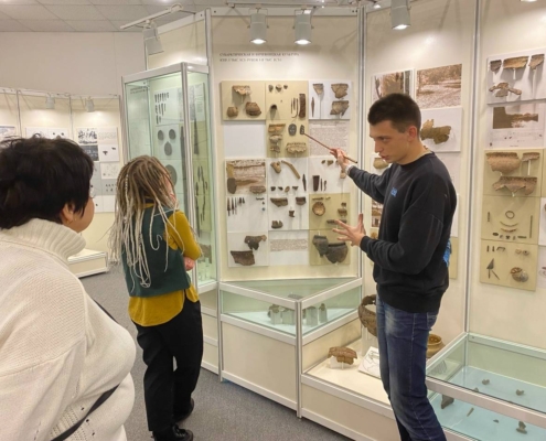 Сотрудников ИЯЛИ познакомили с уникальными экспонатами музея