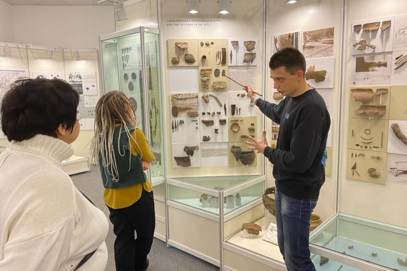 Сотрудников ИЯЛИ познакомили с уникальными экспонатами музея