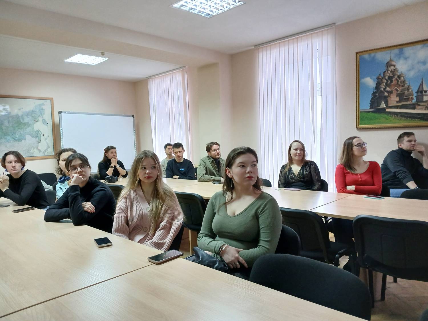 В ИЯЛИ состоялась открытая лекция Виктора Карманова «Древний человек и камень»