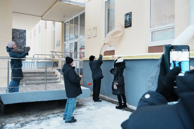 Открыта мемориальная доска видному коми ученому Любомиру Жеребцову