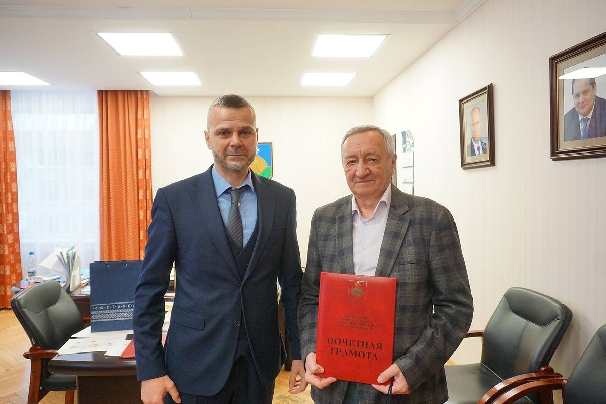 Сотрудники ИЯЛИ получили заслуженные награды