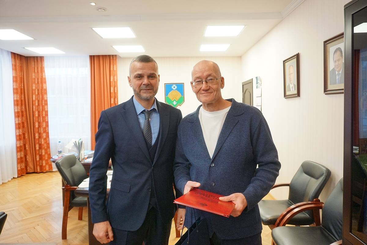 Сотрудники ИЯЛИ получили заслуженные награды