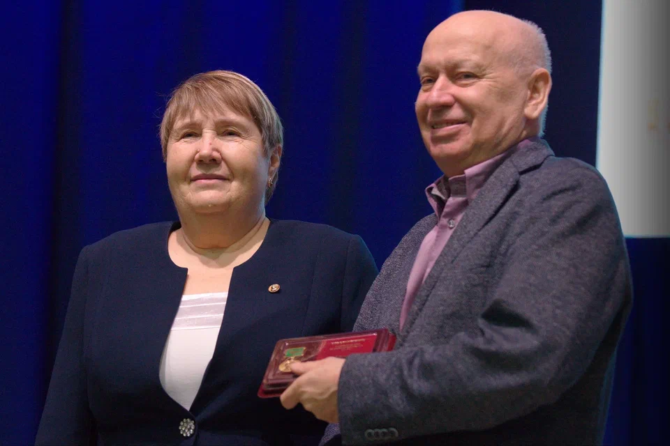 Сотрудники ИЯЛИ получили заслуженные награды