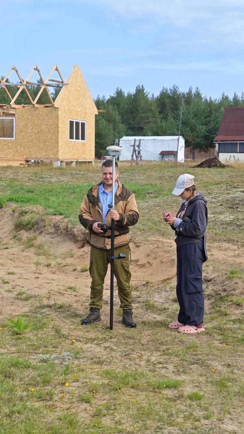 Фиксация находок древних вещей на территории деревни. Е.В. Попов и Э.С. Шитова.