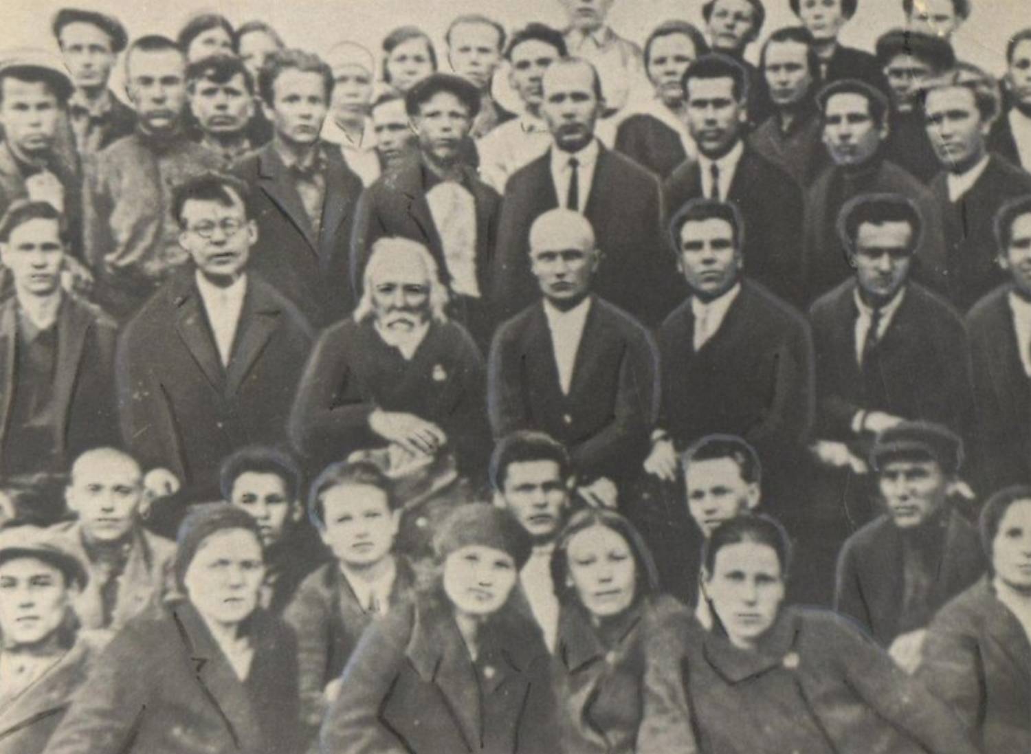 Студенты Коми государственного педагогического института на встрече с А. П. Карпинским. Слева от А.П.Карпинского директор КГПИ Д.И.Шулепов. 20 июня 1933 г.