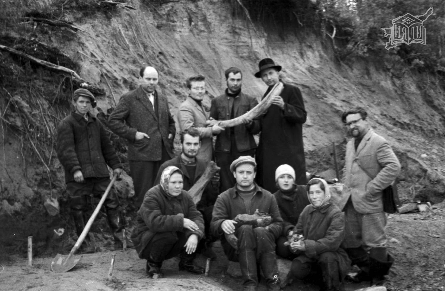 Участники полевого семинара на раскопках В.И. Канивца (крайний справа на первом фото) на палеолитической стоянке Бызовая